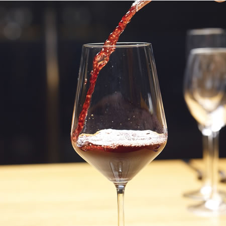 Weinglas mit Rotwein zu Genuss und Lebensart im Delikart Restaurant